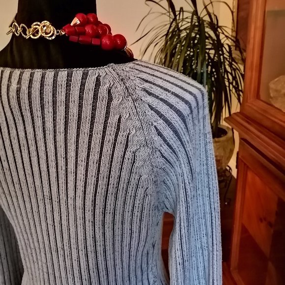 STYLISH Blue Sweater by the Fashion Brand SPOT - Picture 5 of 8